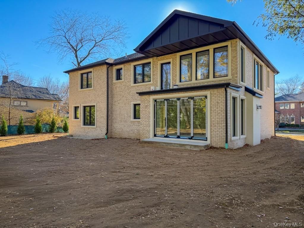 97 Parkway Drive. Roslyn Heights, NY 11577