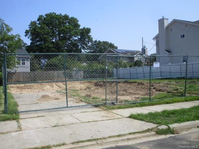 20 Raynham Drive. Syosset, NY 11791