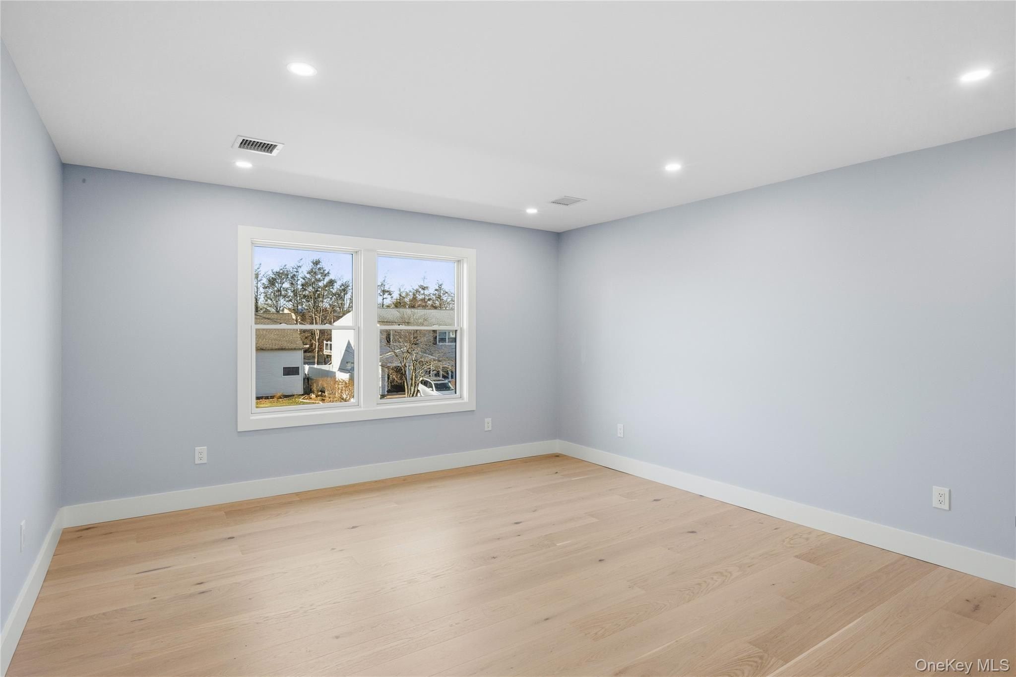 14 Fawn Lane. Westbury, NY 11590