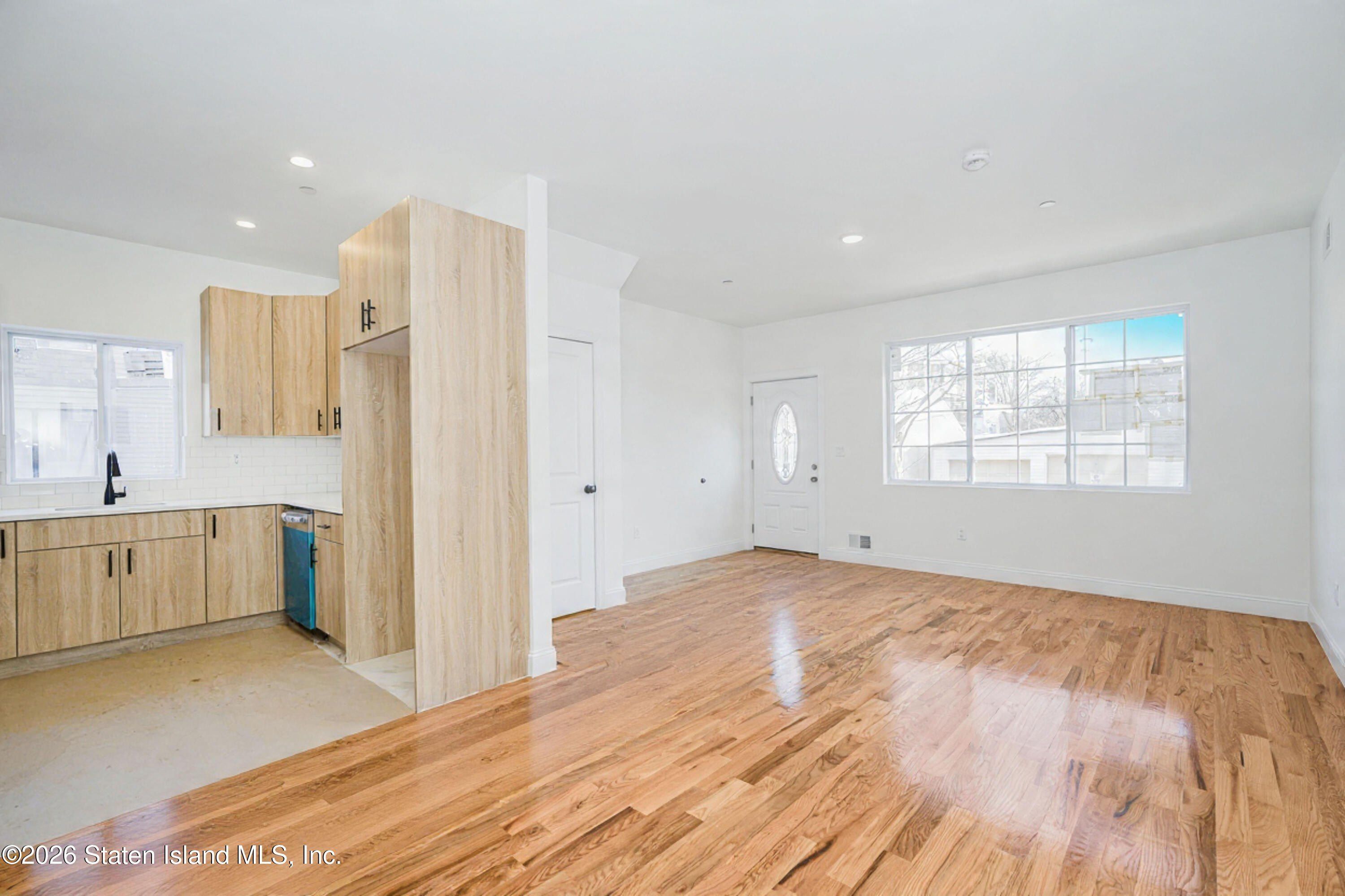 Shaughnessy Lane. Staten Island, NY 10305