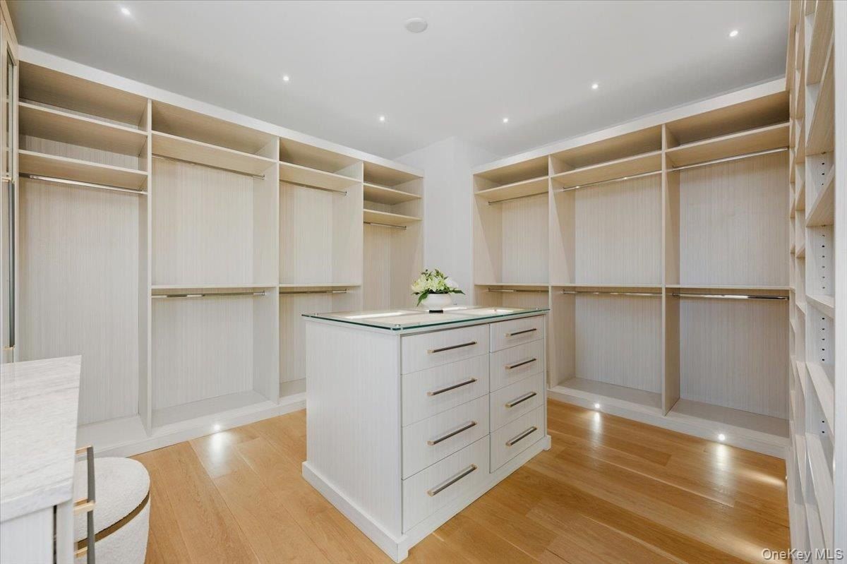 Saint Andrews Court. Old Westbury, NY 11568