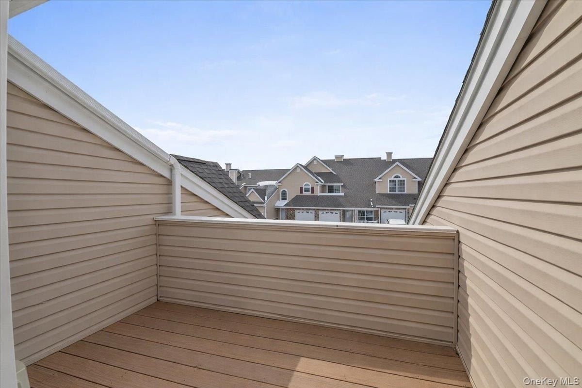 4 Steven Circle Unit 4. Dix Hills, NY 11746