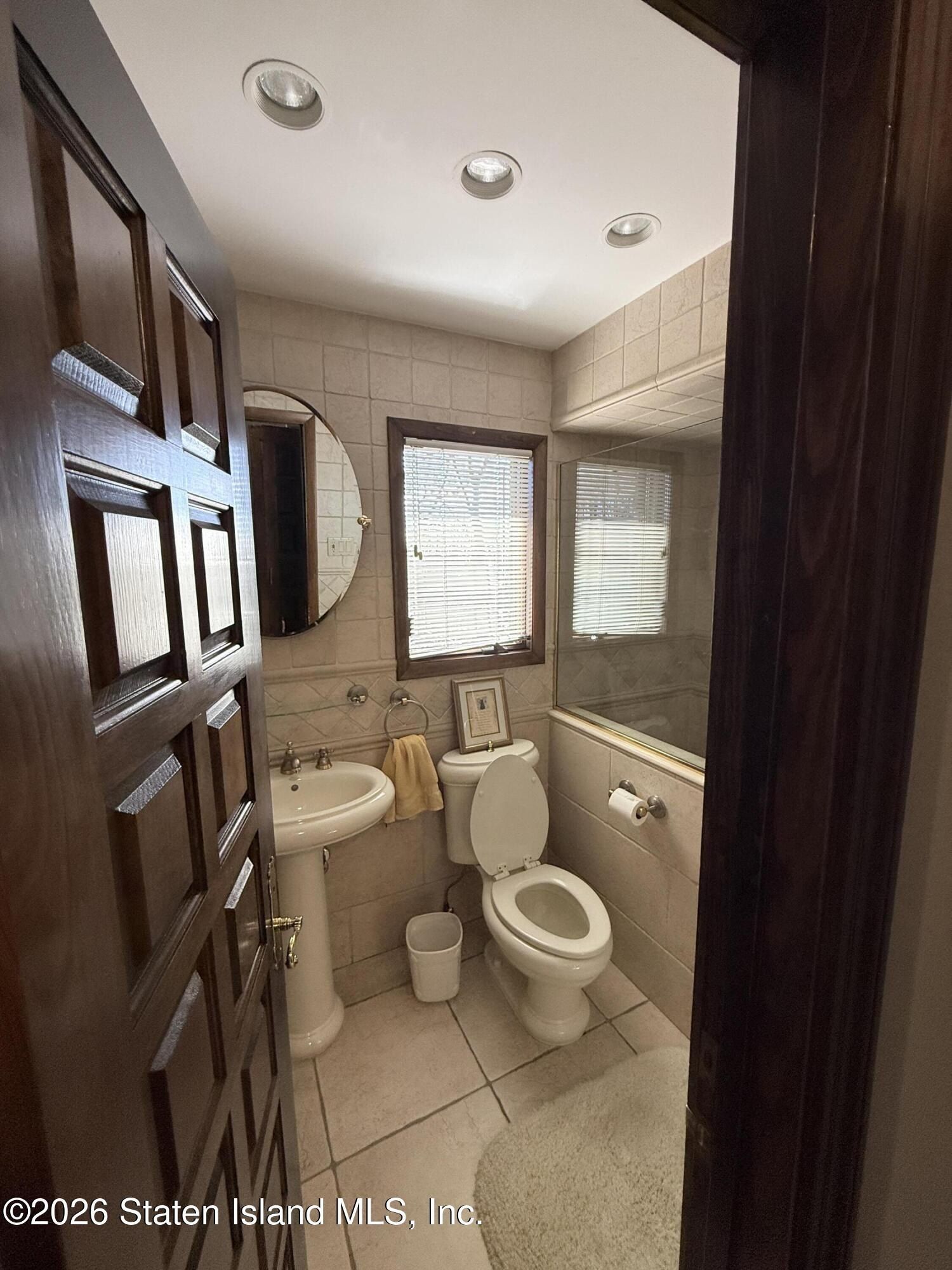 32 Hunt Lane. Staten Island, NY 10304