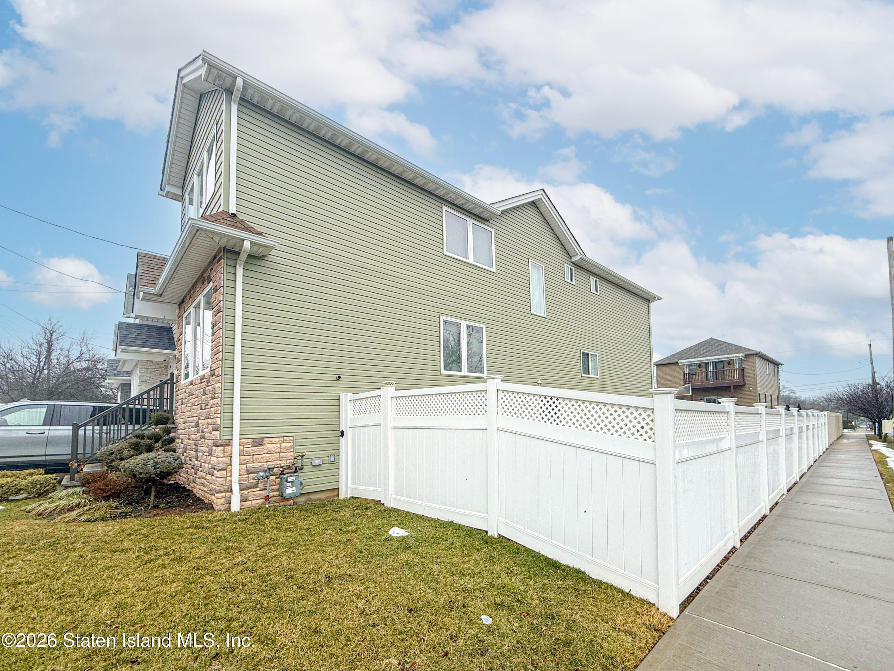 98 Sinclair Avenue. Staten Island, NY 10312