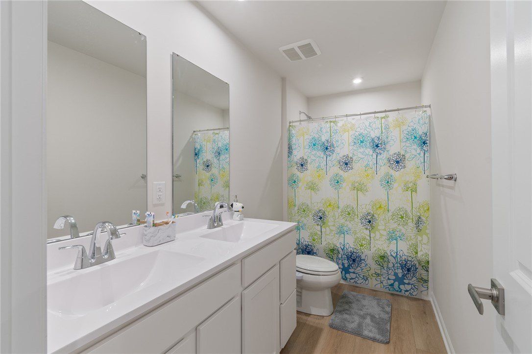 1579 Meadowbrook Lane. Farmington, NY 14425