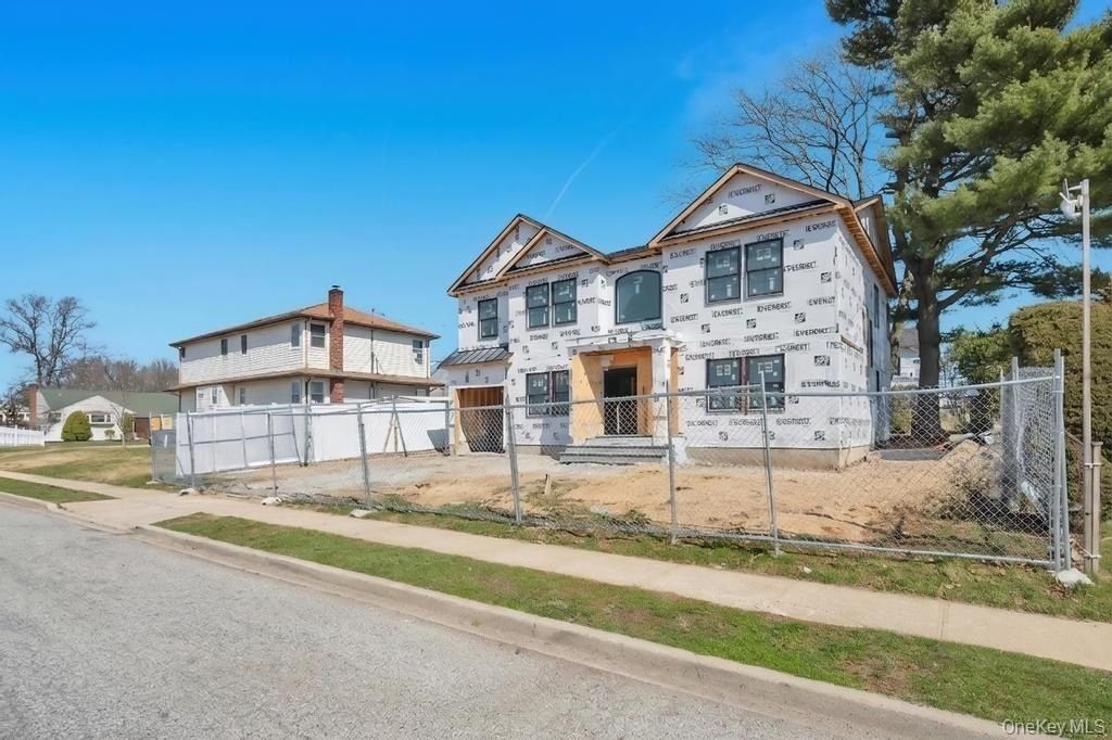 516 Lariat Lane. Bethpage, NY 11714