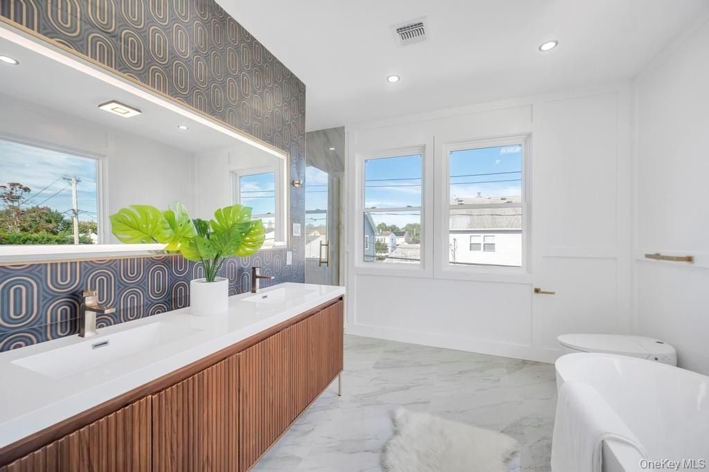 43 W Cabot Lane. Westbury, NY 11590