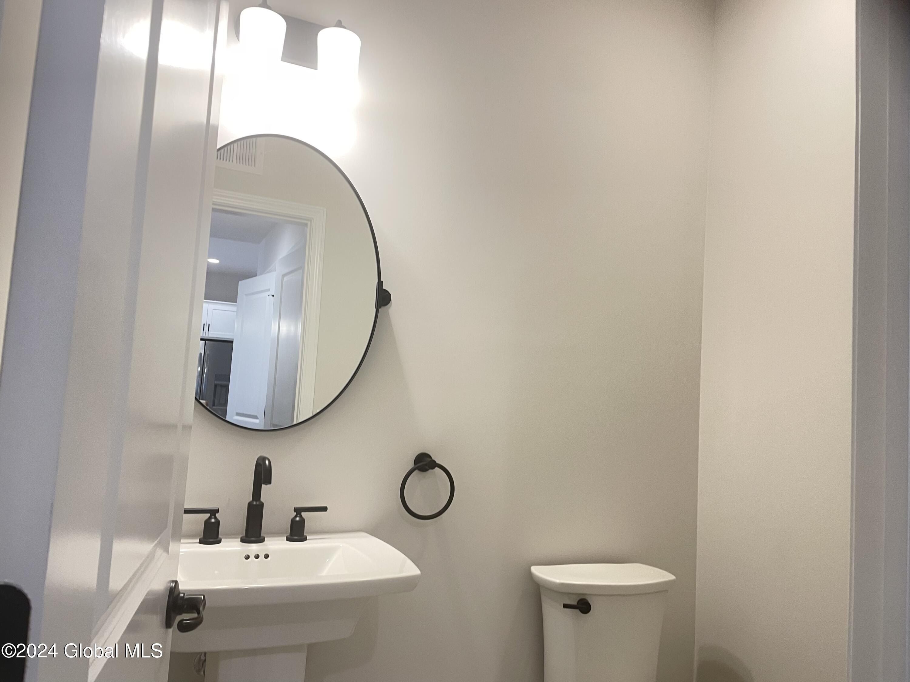 55 Priddle Lane. Latham, NY 12110