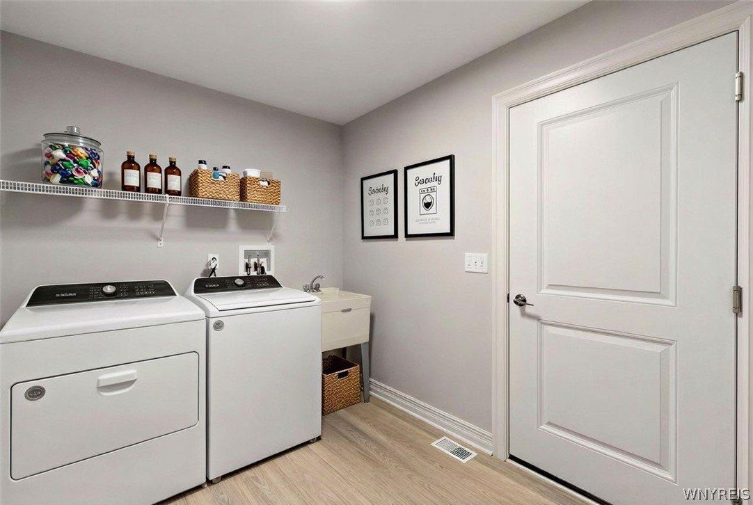 36 Essex Woods Lane. Buffalo, NY 14228
