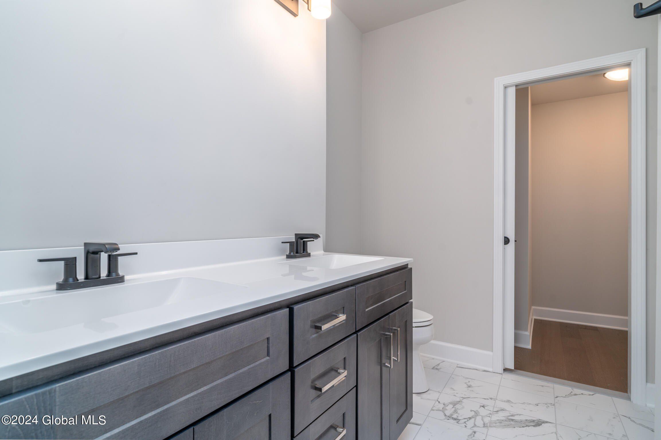 24 Priddle Lane. Latham, NY 12110