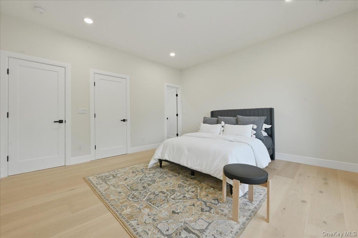 Middle Lane. Westbury, NY 11590