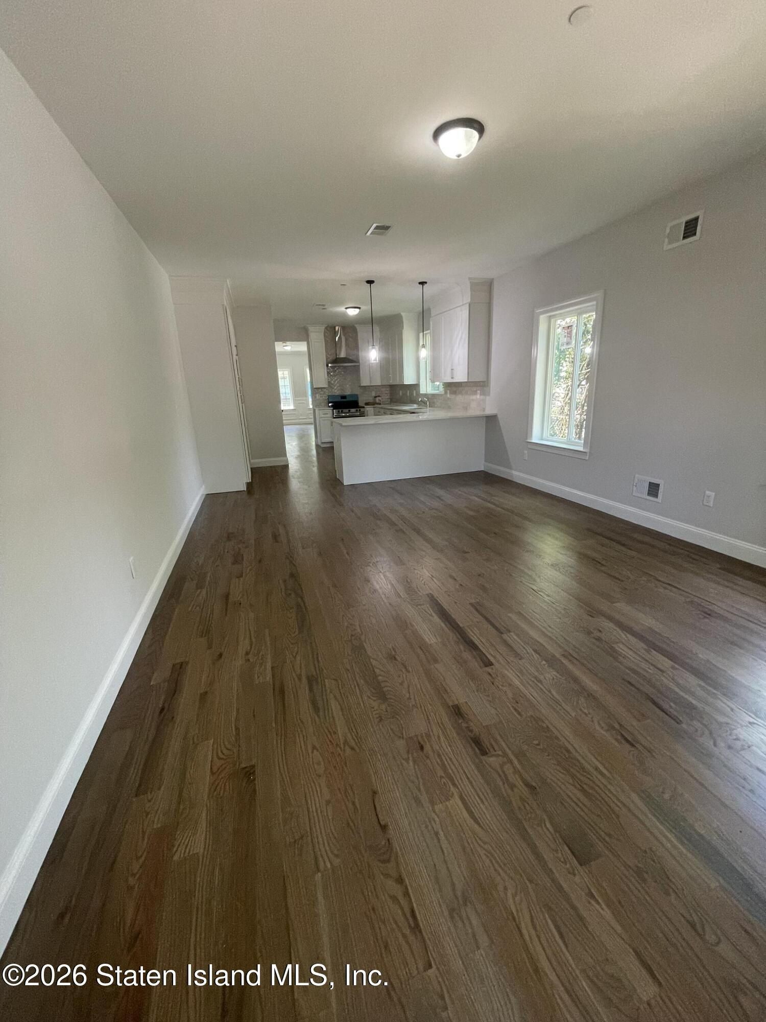 35 Layton Avenue. Staten Island, NY 10301