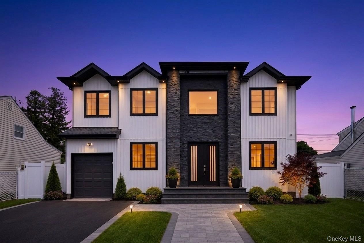 19 Coachman Lane. Levittown, NY 11756