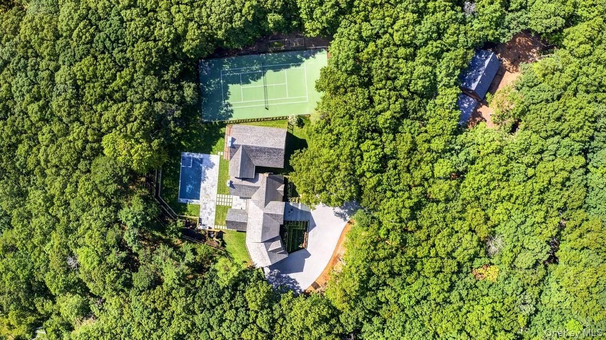 560 Little Noyac Path. Water Mill, NY 11976