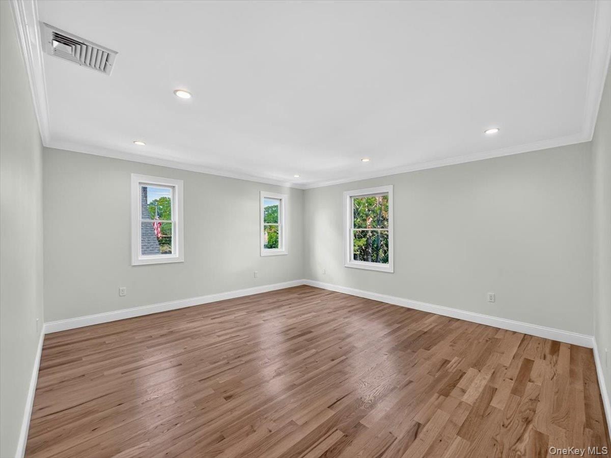 5 Elm Avenue. Floral Park, NY 11001
