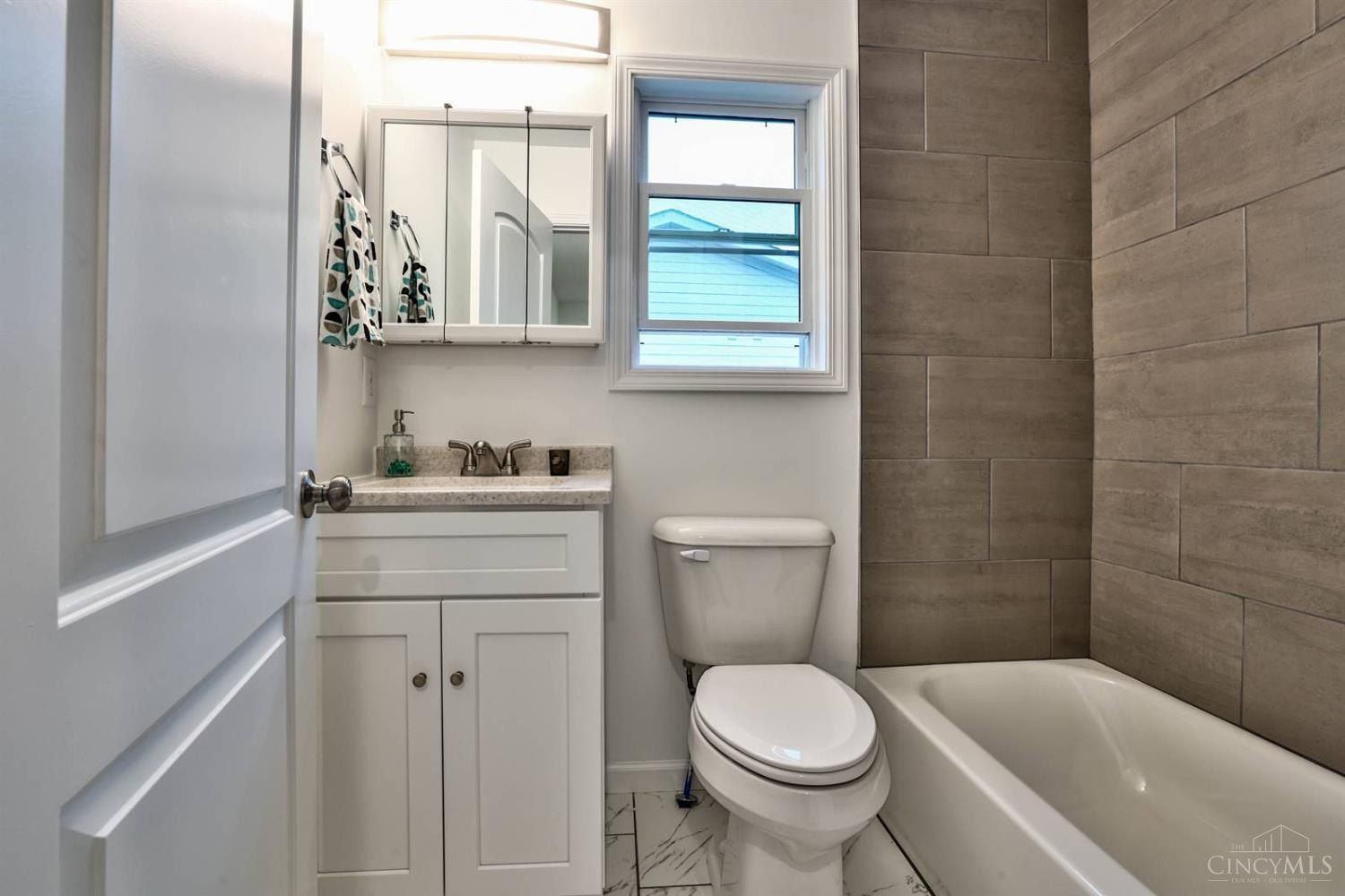 1303 Regent Avenue. Cincinnati, OH 45237