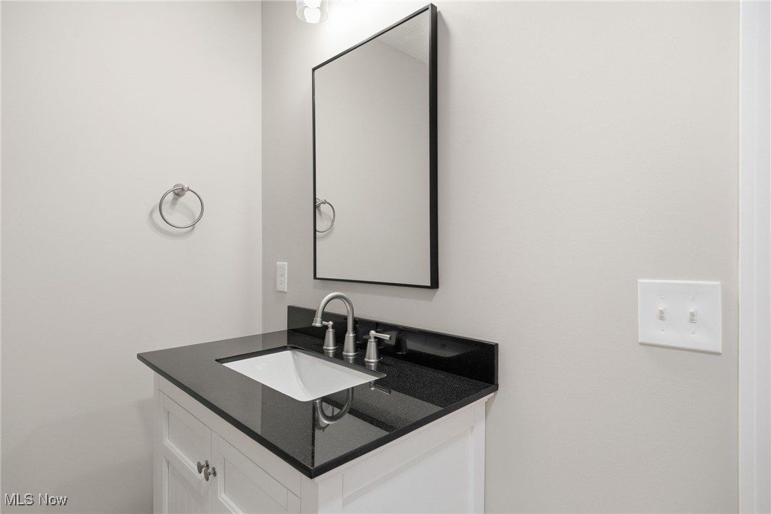 1086 Saint Andrews. Akron, OH 44312