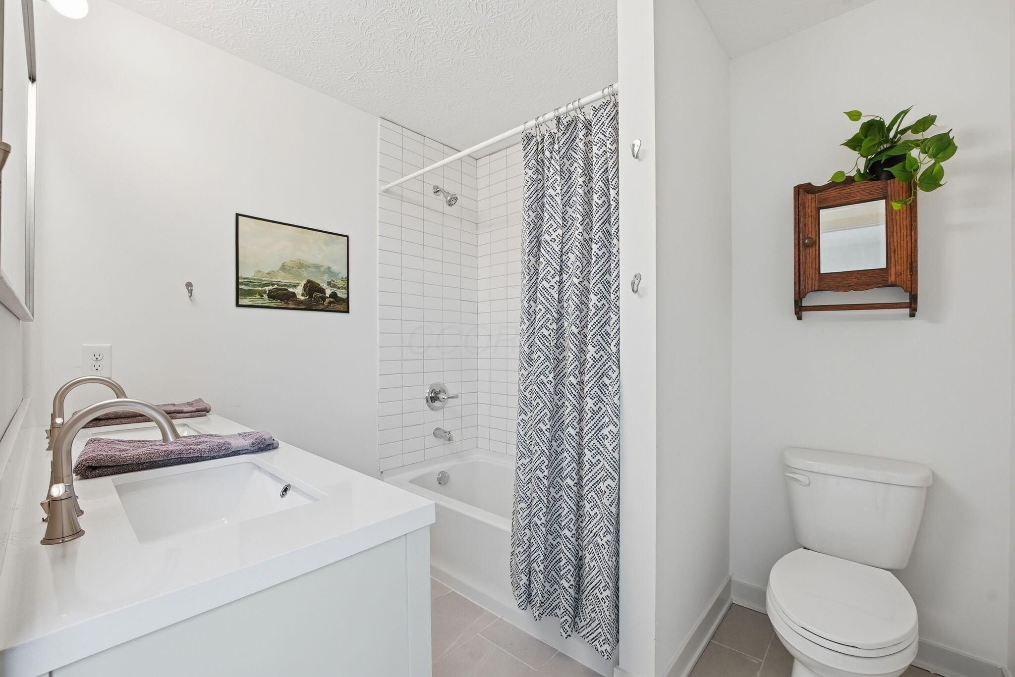 2574 Renwood Place. Columbus, OH 43211