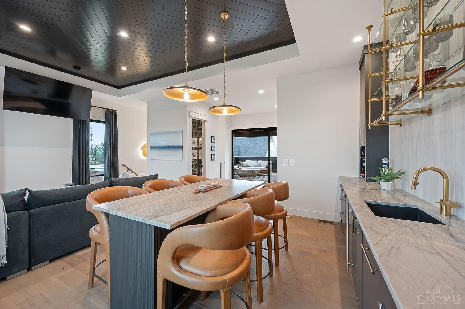 2926 Three Oaks Lane. Cincinnati, OH 45209