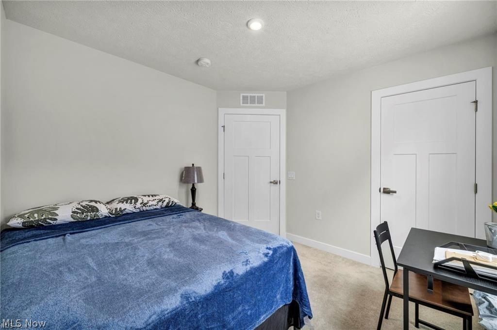 141 W Spring Drive. Elyria, OH 44035