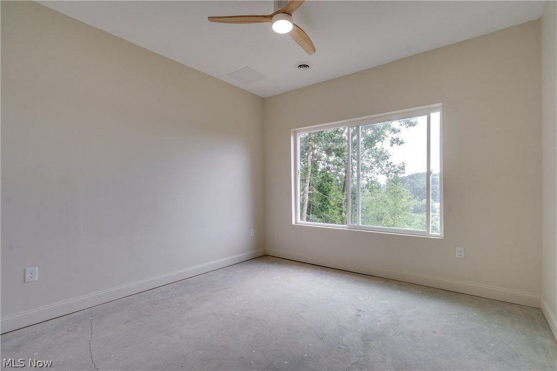 15 Huron Trail. Malvern, OH 44644
