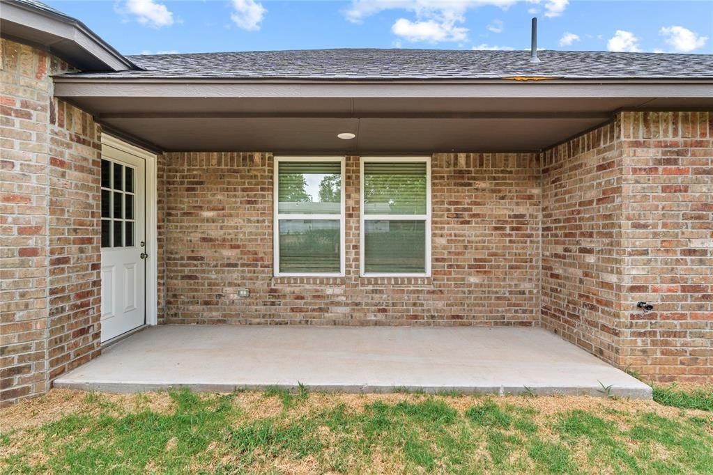 216 E Abbot Lane. Mustang, OK 73064
