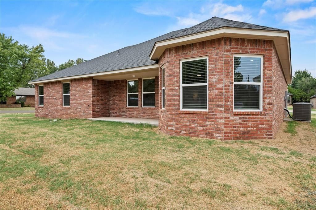 204 E Abbot Lane. Mustang, OK 73064