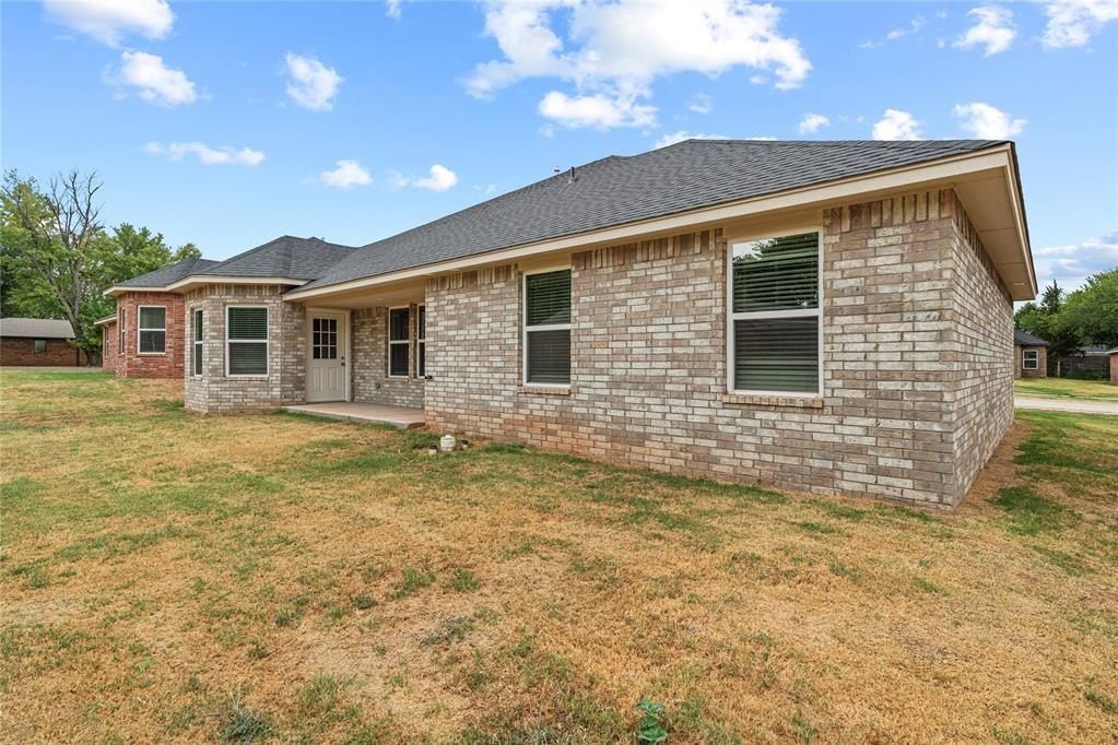 208 E Abbot Lane. Mustang, OK 73064
