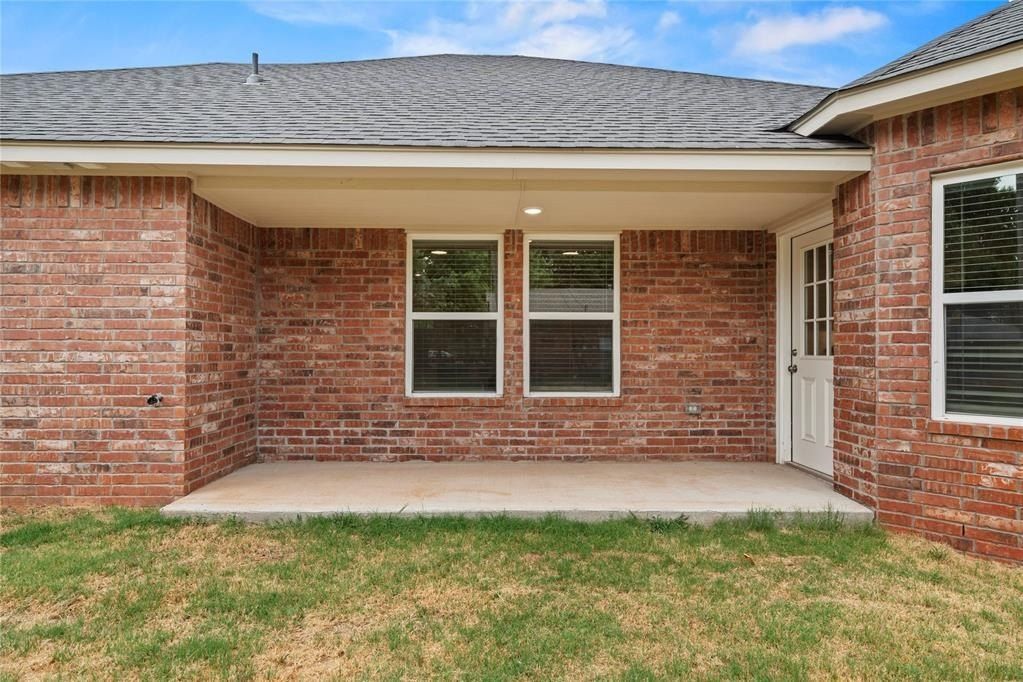 204 E Abbot Lane. Mustang, OK 73064