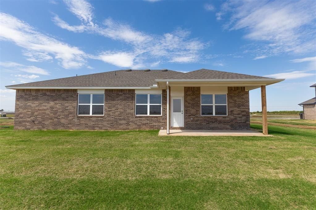 1725 Elm Circle. Tuttle, OK 73089