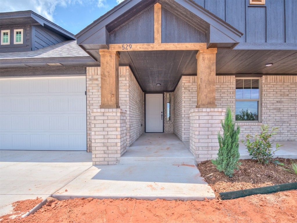 529 Grand Sycamore Drive. Washington, OK 73093