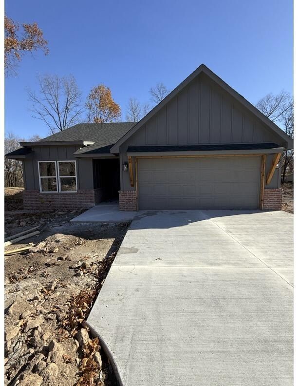 1623 Rockwood Drive. Grove, OK 74344