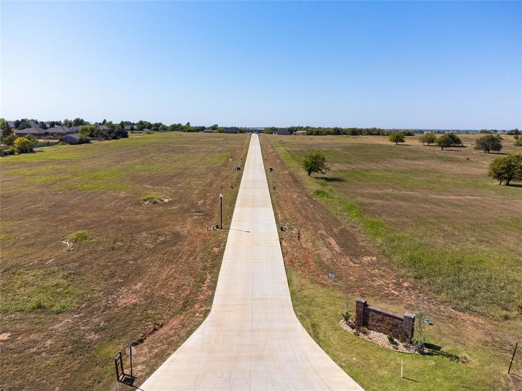 8651 Oak Tree Circle. Edmond, OK 73025