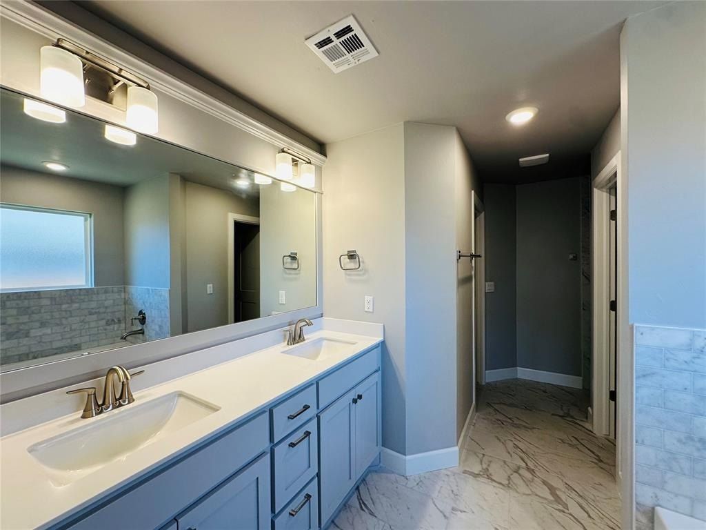 2804 Summit Hollow Circle. Norman, OK 73071