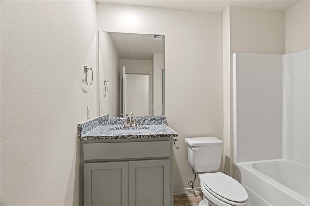 4624 Lincoln Landing. Harrah, OK 73045