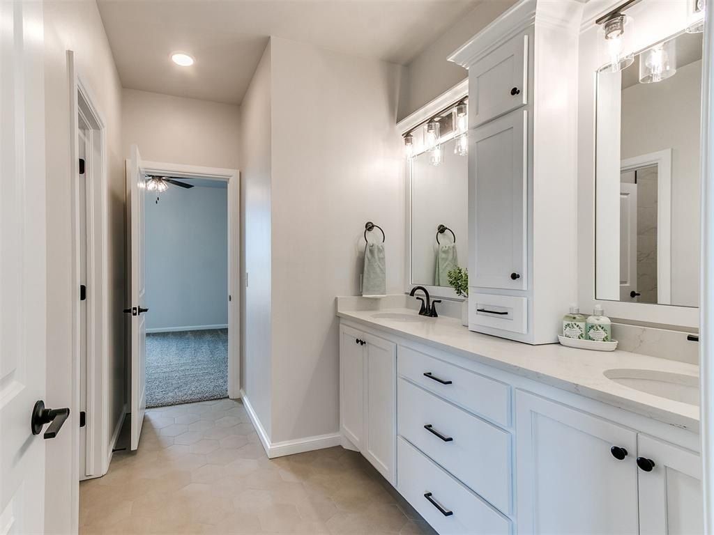 2801 Summit Hollow Circle. Norman, OK 73071