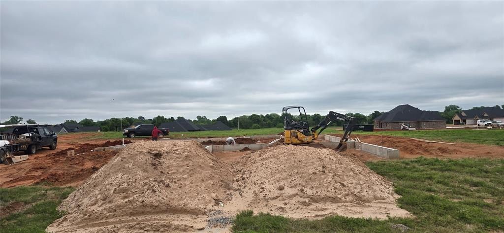 1163 Wolf Creek Drive. Blanchard, OK 73010