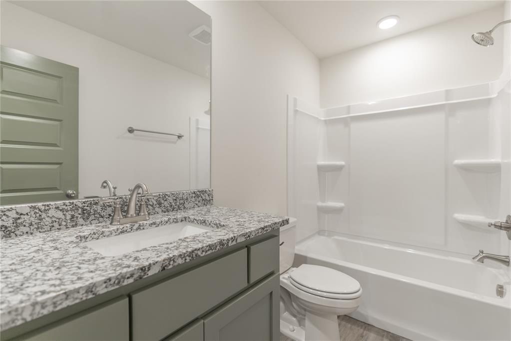 4656 Lincoln Landing. Harrah, OK 73045