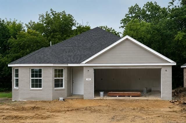 420 W Curtis Avenue. Calera, OK 74730