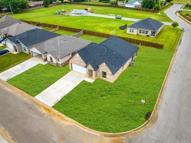 1197 Wild Indigo Circle. Calera, OK 74730