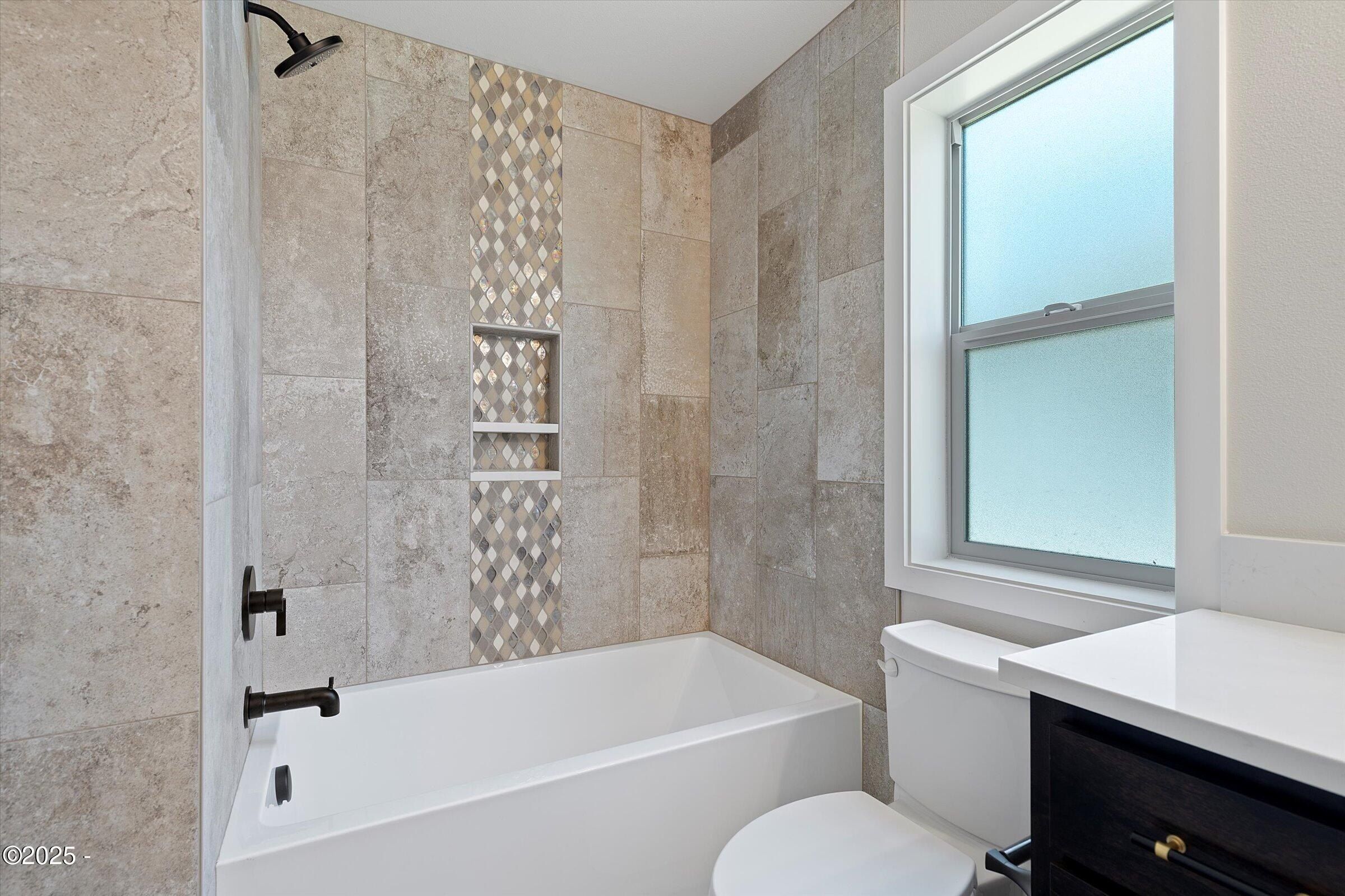 819 Sw 13Th Street Unit 2. Newport, OR 97365