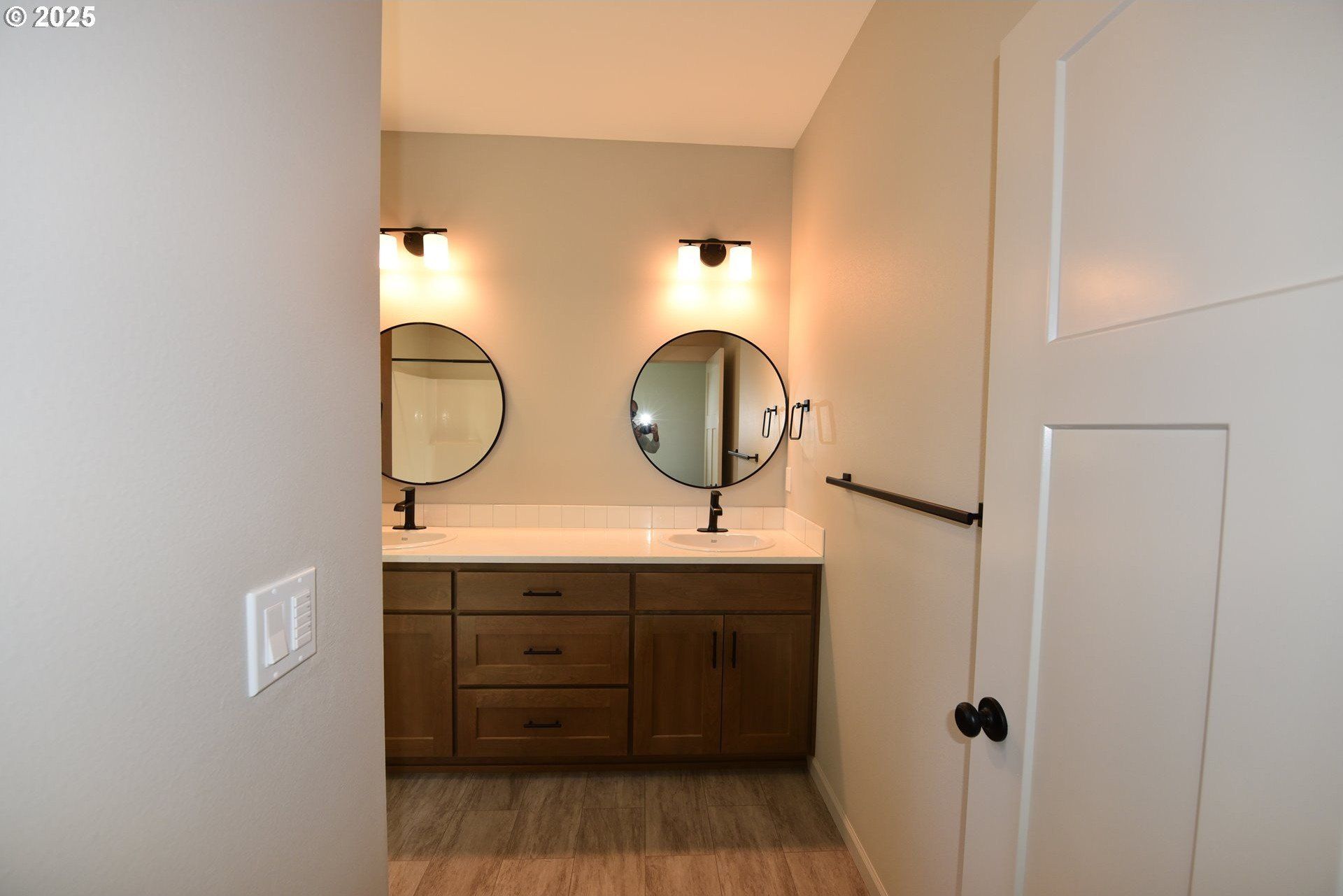 871 Oakleaf Way. Silverton, OR 97381