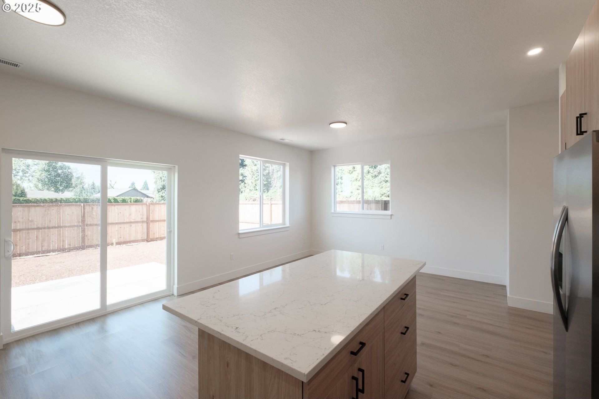 1554 1588 Barn St. Woodburn, OR 97071