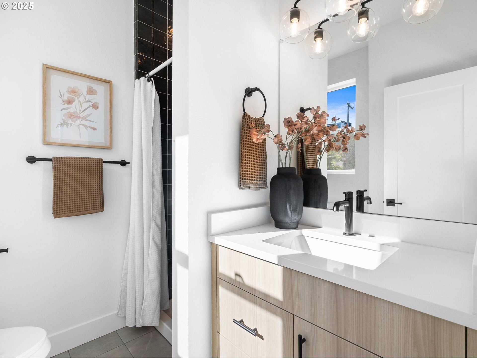 1863 Se Tacoma St Unit 2. Portland, OR 97202