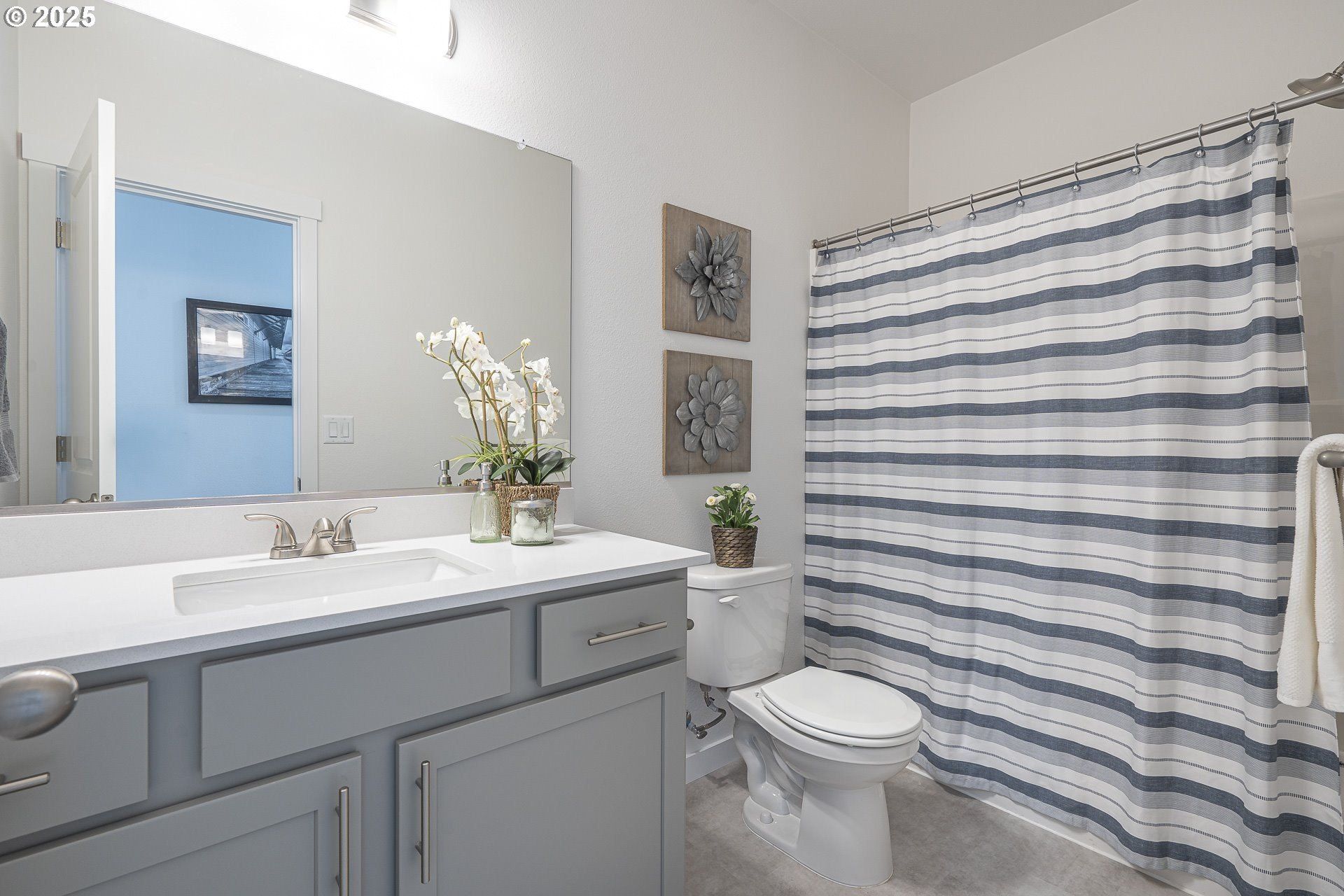 665 Parker Loop. Silverton, OR 97381