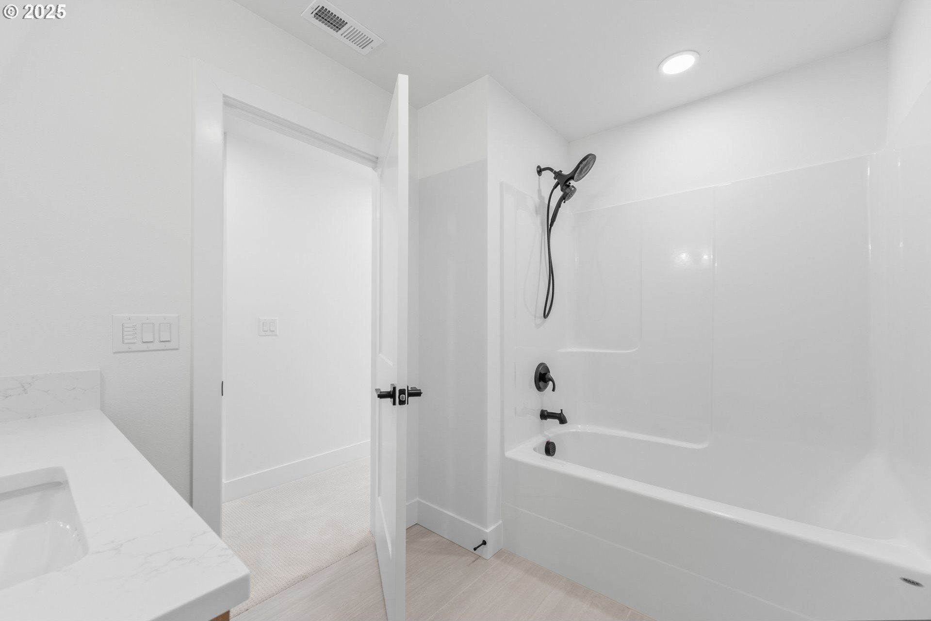 619 E Heintz. Molalla, OR 97038