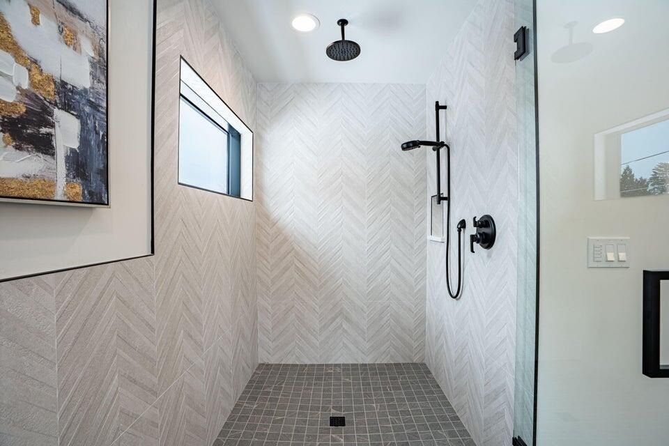 2 Nw Hood Place. Bend, OR 97703