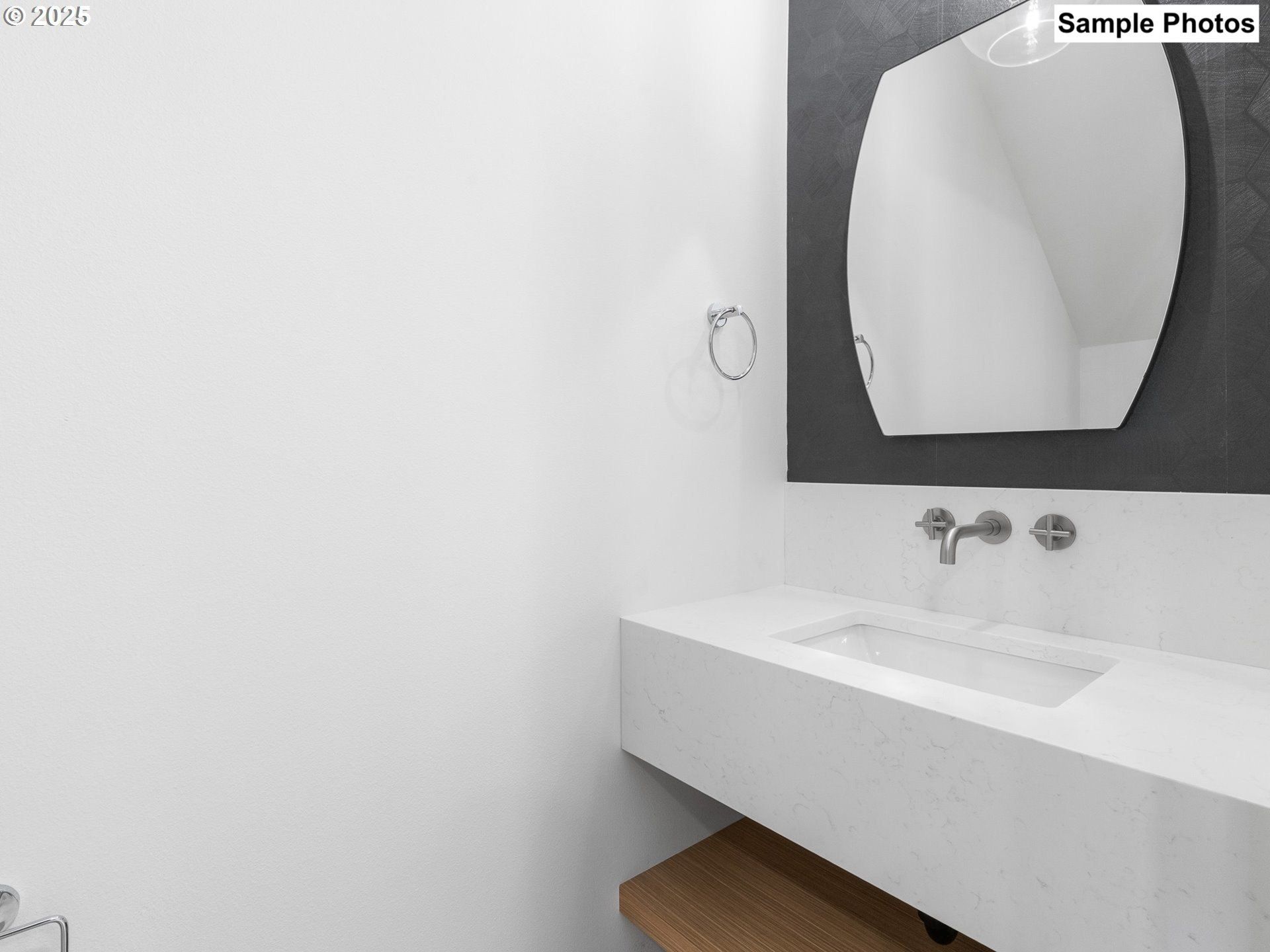 3005 Ne Ainsworth St Unit 13. Portland, OR 97211