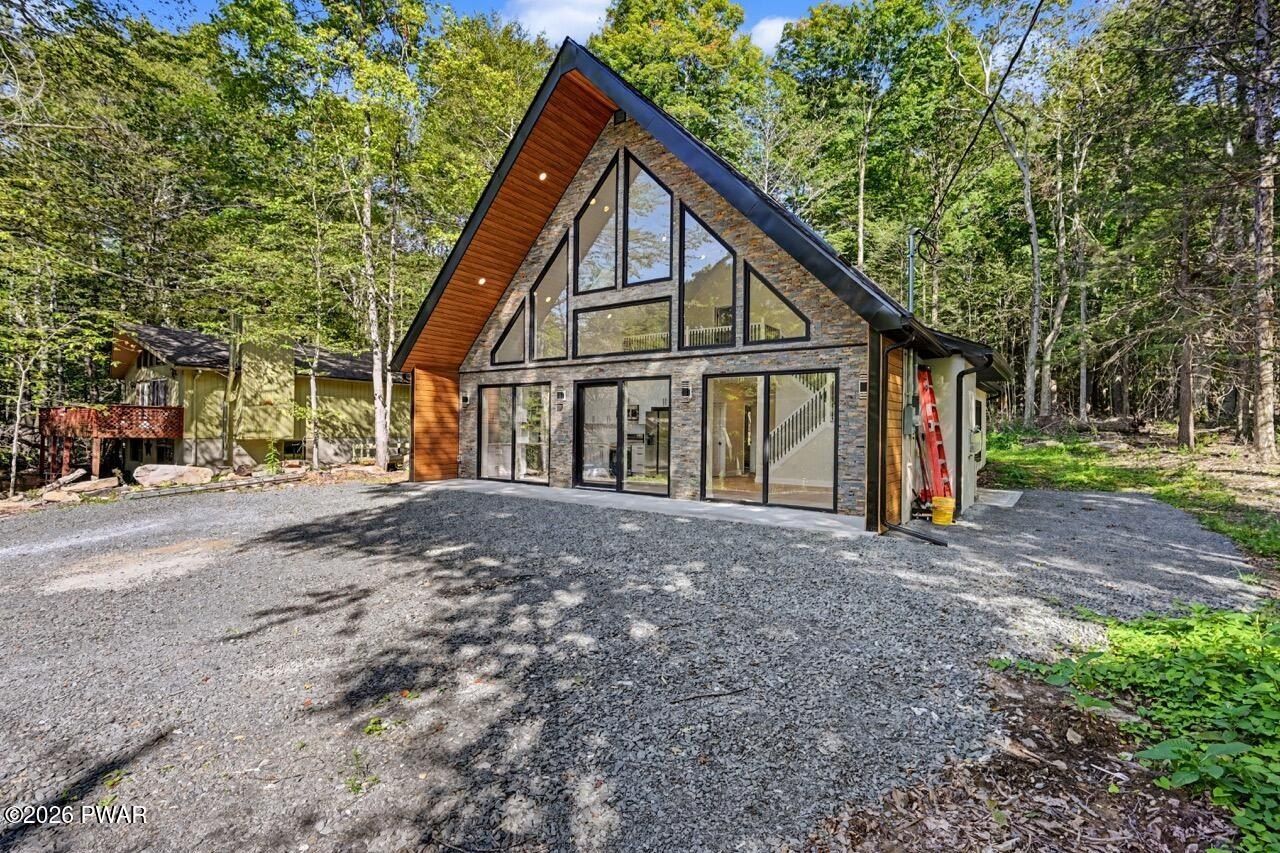 89 Northwood Terrace. Lake Ariel, PA 18436