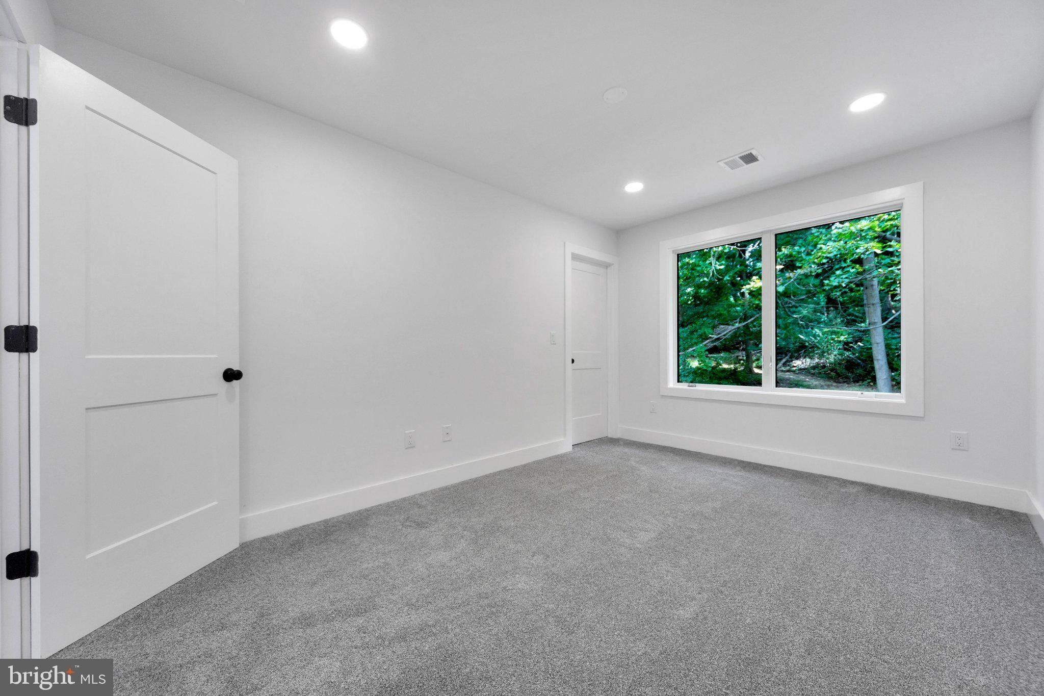 810 Maple Lane. Aston, PA 19014